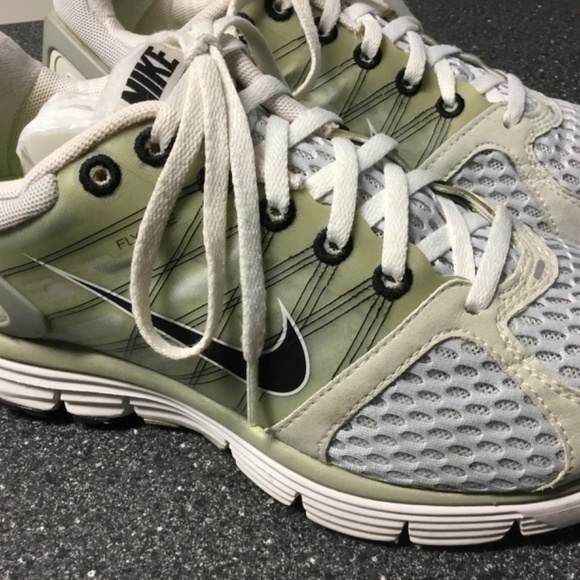 Nike Lunarglide 2 Flywire Women’s Running Shoe - Picture 2 of 16